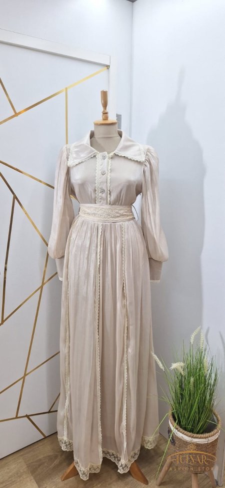 فستان وعباية فيكتوريا